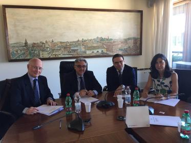 representantes de los reguladores firmantes