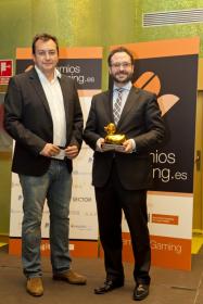 Imagen: entrega premio a Carlos Hernández Rivera. Director General de Ordenación del Juego