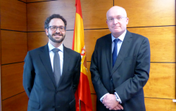 Håkan Hallstedt (Generaldirektör Lotteri Inspektionen)  y D. Carlos Hernandez Rivera (Director General de la DGOJ)